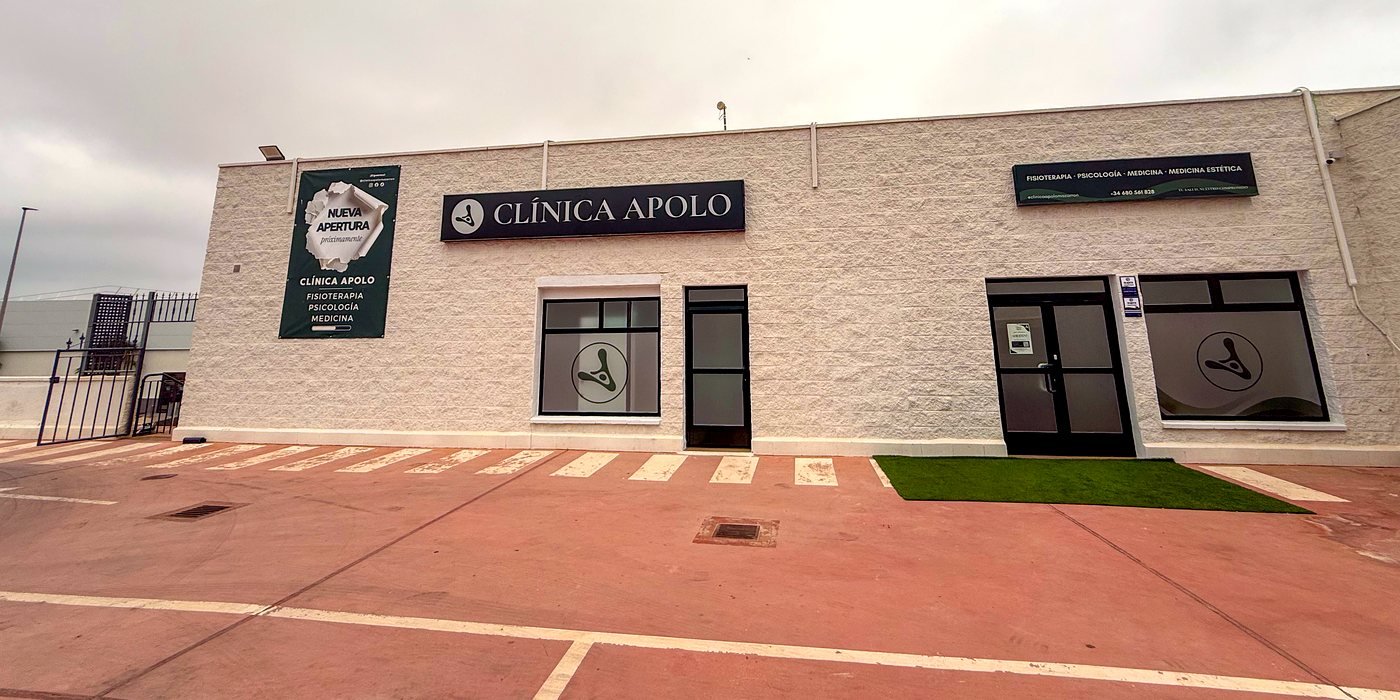 Fachada de Clínica Apolo en Puerto de Mazarrón con el rótulo de la clínica