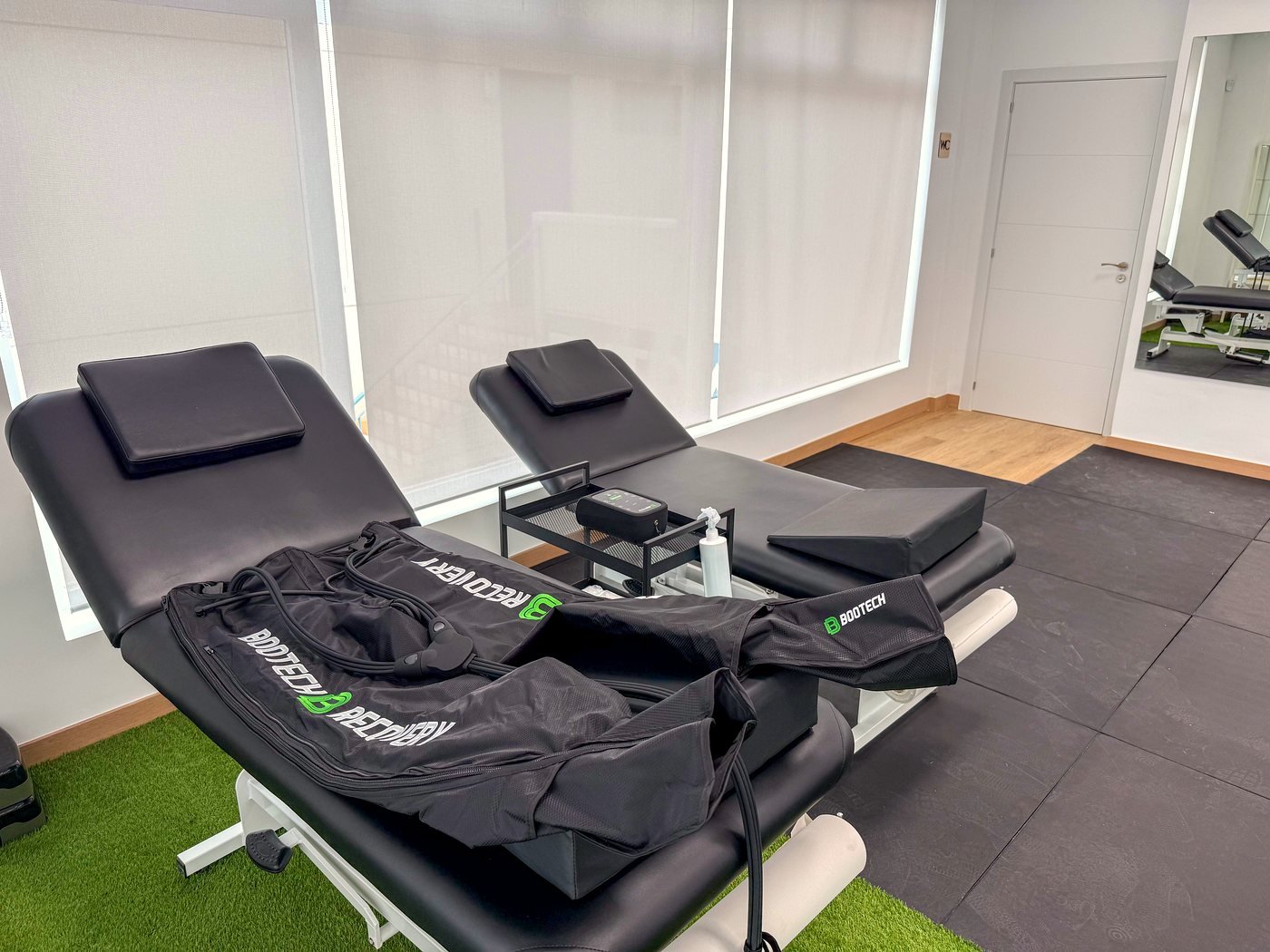 Camillas de Clínica Apolo con equipo de presoterapia preparado para una sesión